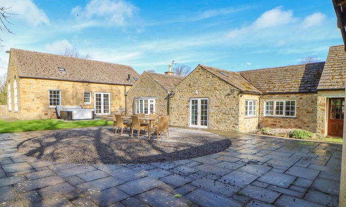 Greta Bridge Casa | BURNS COTTAGE, pet friendly, with hot tub in Barnard Castle
