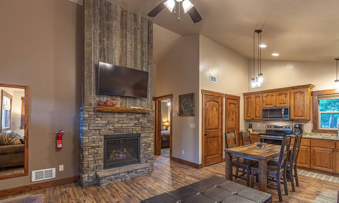 West Yellowstone Cabina | Burnt Hole-Sleeps 4, In Town, a 5 cuadras de Yellowstone Nat. Parque