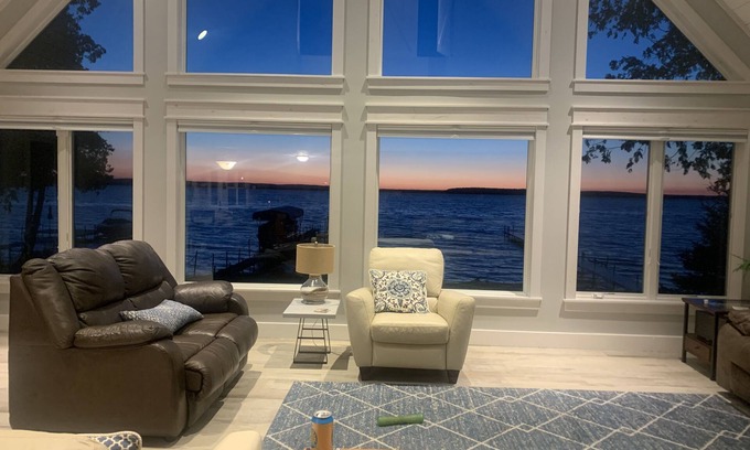 Indian River Casa | Burt Lake Family Getaway East Side cerca de la ciudad de Indian River, MI