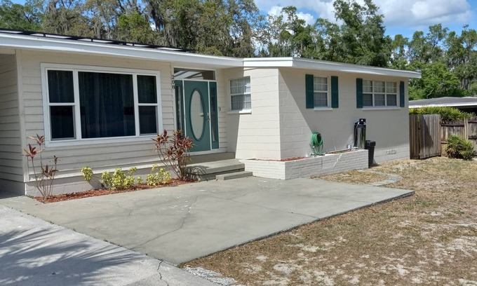 Temple Terrace Apartamento | Busch Gardens private suite with its own entrance, kitchenette, bathroom & patio