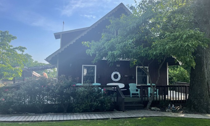 Spring Grove Casa | Busch Gardens-Williamsburg-Fishing-Cornhole-Deck-River View- FIRE TABLE!
