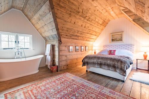 Chiddingstone Hoath Casa | Bushes Oast by Bloom Stays