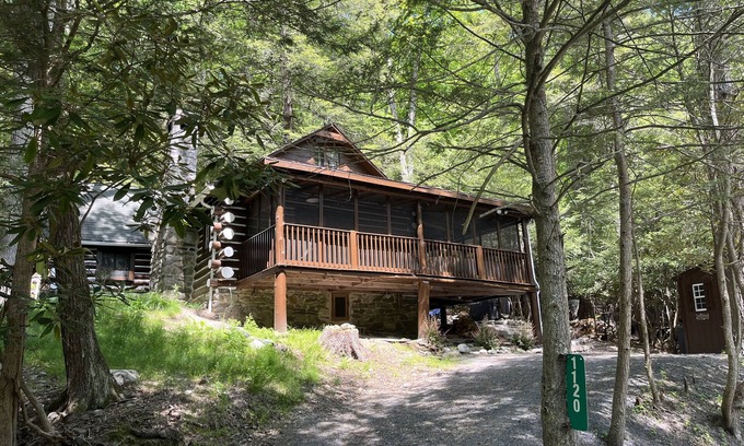 East Stroudsburg Cabina | Bushkill Waterfront Log Cabin