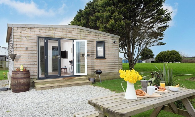 Helford Passage Cabaña | BUSHWOOD LODGE, pet friendly, with a garden in Helston