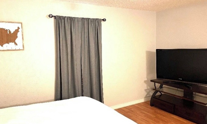 Sherman Casa | Business Professionals on Bordeaux Private Room 1 : w/ WiFi, Cable & Gym
