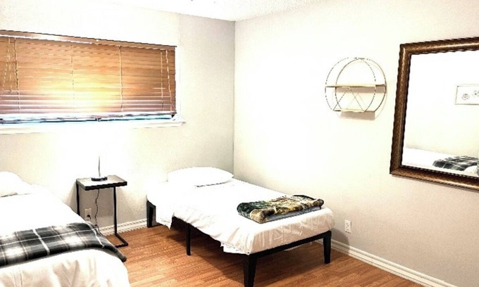 Sherman Casa | Business Professionals on Bordeaux Private Room 3 : w/ Wi-Fi, Cable & Gym