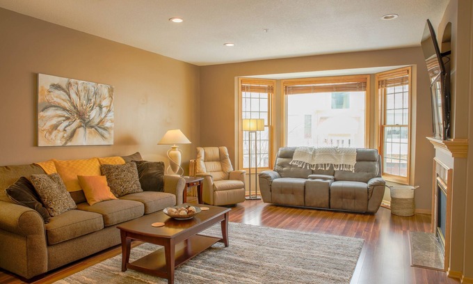 Minnetonka Casa | Business trip & couples friendly, 9 Miles to MPLS, Attached Garage, King Beds