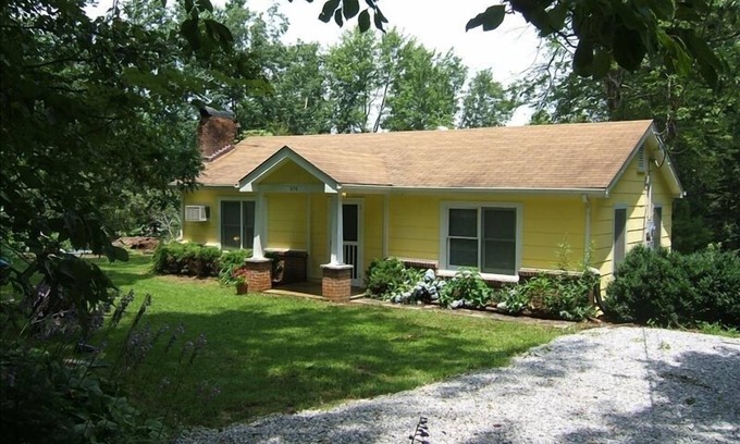Saluda Cabaña | Buttercup Cottage, Historic Saluda, Carolina del Norte. Acogedor refugio de montaña
