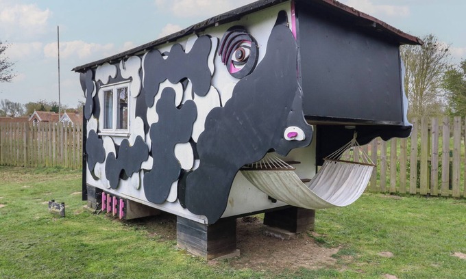 Woodbridge Cabaña | BUTTERCUP (COW SHED 3), pet friendly, with a garden in Campsea Ashe