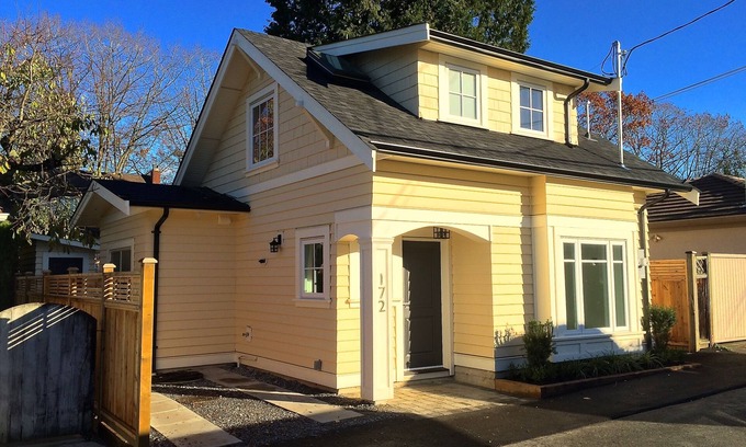 Riley Park-Little Mountain Cabaña | Buttercup Guest House