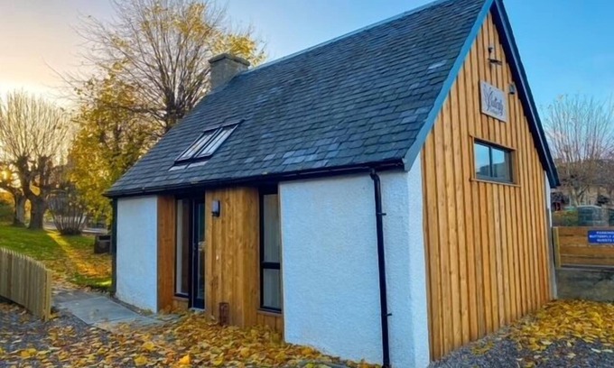 Grantown-on-Spey Cabaña | BUTTERFLY COTTAGE, romantic, with a garden in Grantown-On-Spey