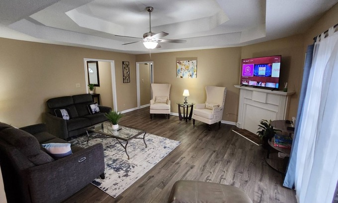 Clarksville Casa | Butternut Palace-Pet Friendly-Sleep 6