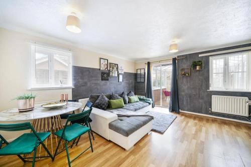 Willesborough Casa | Butterside House - Spacious Retreat with Hot Tub