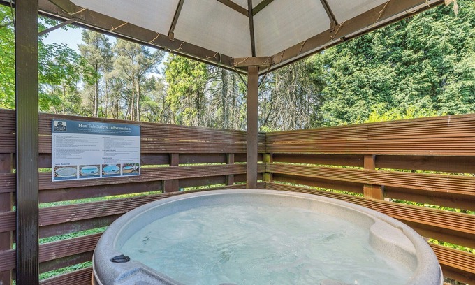 Longnor Casa | Buxton Pet Friendly Lodge with Hot tub