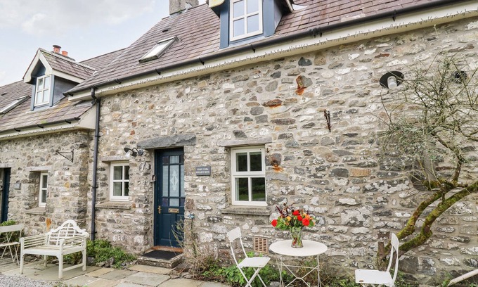 Llandeilo Cabaña | BUZZARDS WATCH, pet friendly, character holiday cottage in Llandeilo