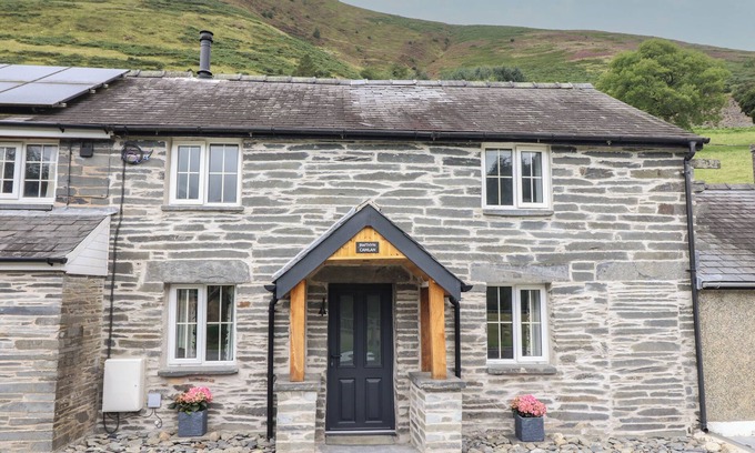 Dinas Mawddwy Cabaña | BWTHYN CAMLAN, family friendly, with hot tub in Dinas Mawddwy