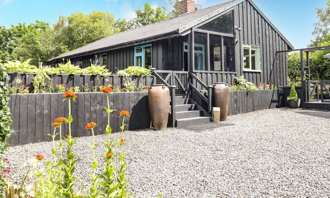 Llanfair Caereinion Cabina | BWTHYN CERRIDWEN, pet friendly, with hot tub in Llanfair Caereinion