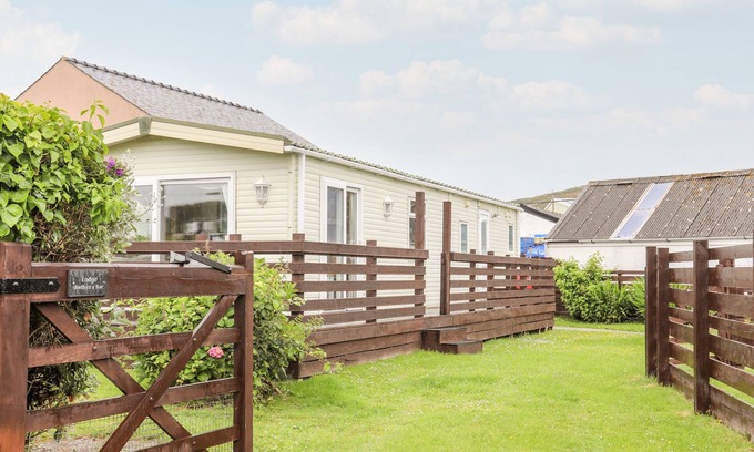 Cylch-Y-Garn Cabaña | BWTHYN Y BAE LODGE, pet friendly, with a garden in Llanfaethlu