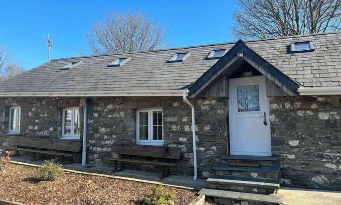 Talgarreg Cabaña | Bwythn Derrick, 2 bedroomed cosy cottage in the beautiful West Wales countryside