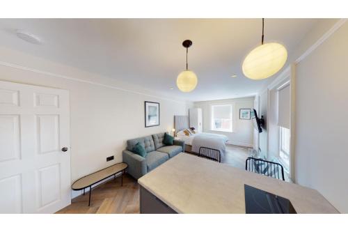 Hope Street Apartamento | By Cathedral Kitchen Island Tv Wd Access