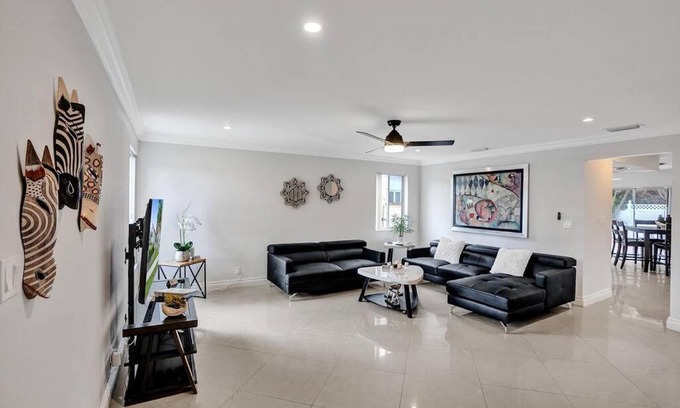 Hollywood Casa | By Hard Rock Guitar Hotel casino 7 min walk