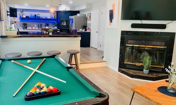 Shirley Casa | By NYC & Hamptons! Private Hot Tub, Pool Table - AMENITIES!
