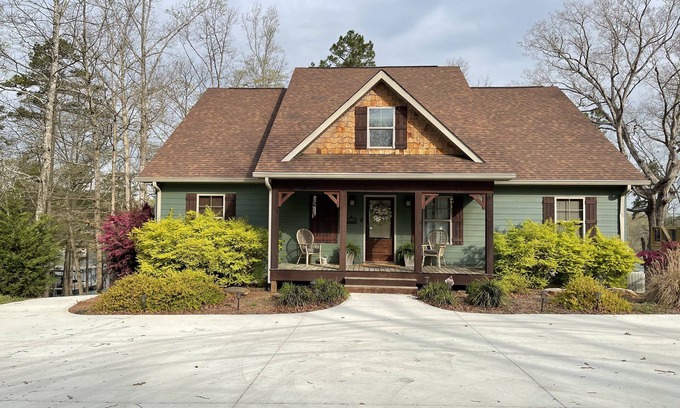 Hartwell Casa | By the Lake Lodge... 4 Bedroom/4 Bath..Enjoy fun on the lake.