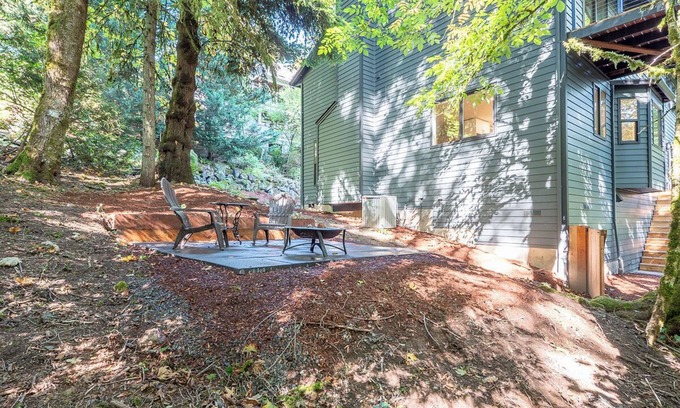 Robinwood Casa | By the river in the woods