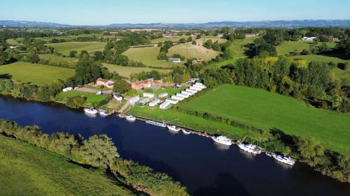Forest of Dean Complejo | By The River Severn - Caravan 6 - Severnside Boat and Caravan Park