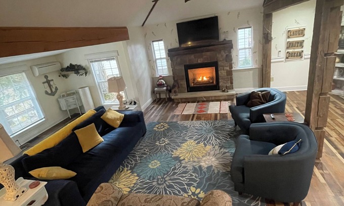 Austinburg Casa | By The Rivers Edge....remodeled cozy cottage