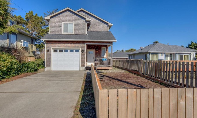 Seaside Casa | By The Sea-Seaside - Meredith Lodging