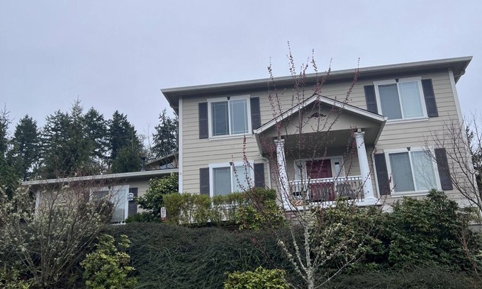 Eugene Casa | By UofO, Autzen, Hayward, Campus. Quiet big beautiful 2 story family home 4 beds