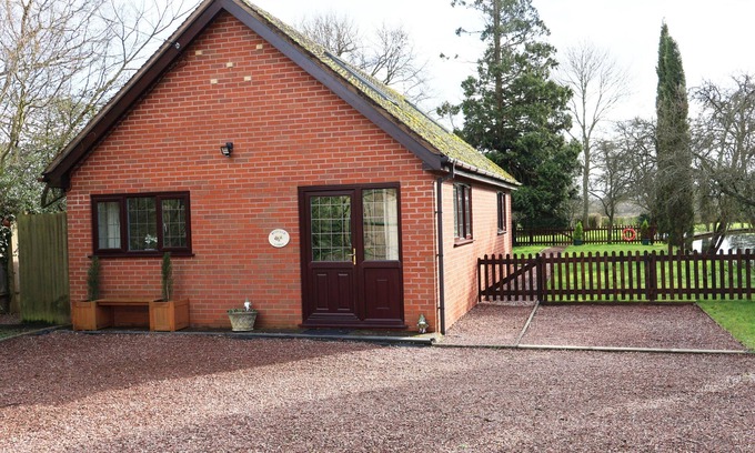 Forest of Dean Cabaña | BYEFIELD LODGE, pet friendly, character holiday cottage in Welland