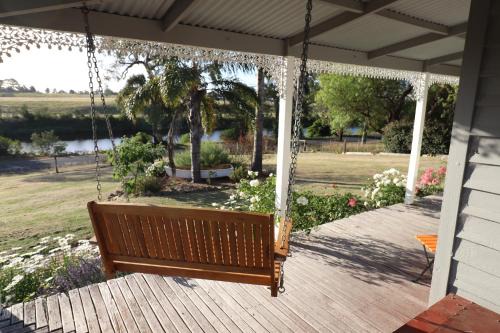 Swan Reach Casa | Bylands Cottage Historic Home - Tambo river views and pet friendly