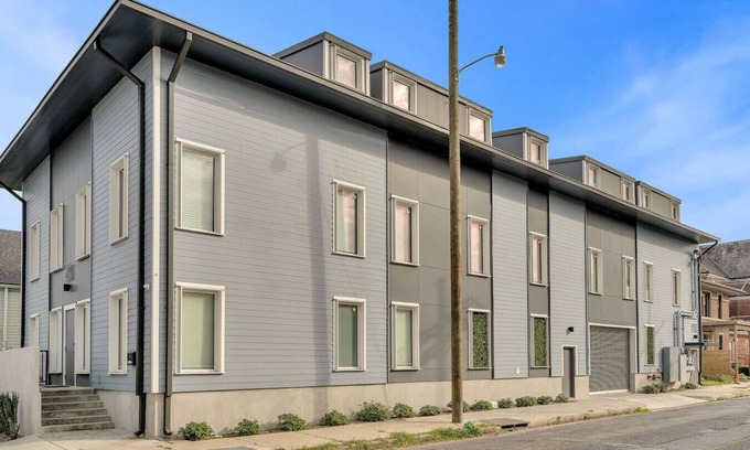 New Orleans Hotel | Bywater | 3 Neighboring Apartments, Sleeps 17!