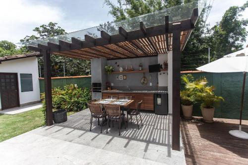 Praia Rasa Casa | Bz10 Linda casa! 4 suítes em condomínio clube!