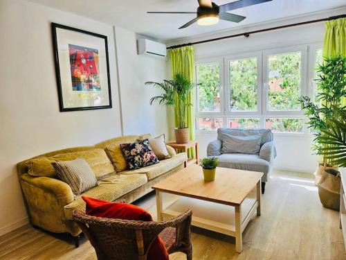 Capuchinos Apartamento | Céntrico piso con 2 camas de matrimonio y parking