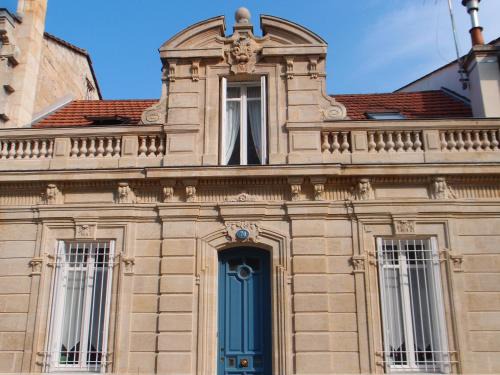 Saint Genes Cama Y Desayuno | C'est une maison bleue - a blue lodge in Bordeaux
