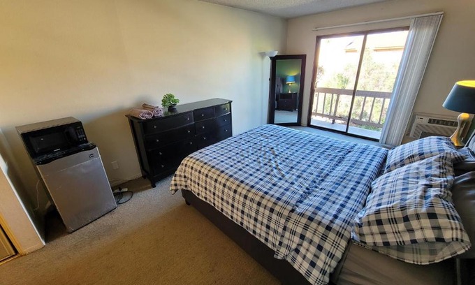 Pico - Robertson Hotel | (C05) Relaxed Unit with Private Bath