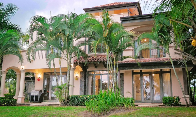 Esterillos Este Villa | C1: HOGAR X-LARGE, VISTAS AL OCÉANO ~ CONSERJE ~ PISCINA ~ TERRAZA SUPERIOR ~ PINGPONG ~ ¡BRISAS FRESCAS!