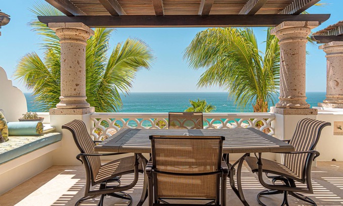 Buzzards Condominio | C302 Oceanview Penthouse with the Beachfront Club and Fitness Center Access