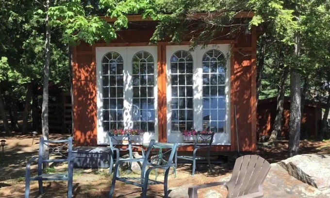 Algonquin Highlands Apartamento | Charming waterfront mini-cottage on peninsula, footsteps to water's edge