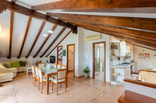 San Lorenzo della Costa Apartamento | Ca' do Pescou, Charming 2,Bedroom Apartment with Stunning Hill Views Overlooking the Greenery