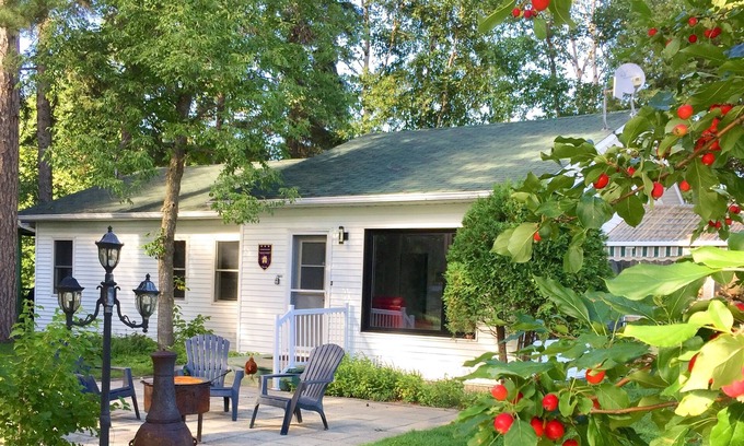 Lac-Saint-Jean-Est Regional County Municipality Chalet De Esquí | Le Chalet du Havre, 5 bedrooms, waterfront, covered terrace, pedal boat included!