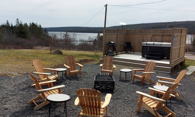 Guysborough County Casa | Cozy Harbour House - Scenic-relaxing-waterfront