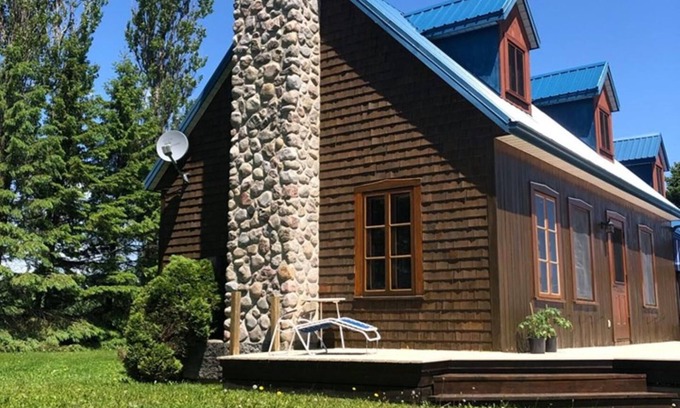 Saint-Laurent-de-l'ile d'Orleans Casa | La casa del río en los campos.
