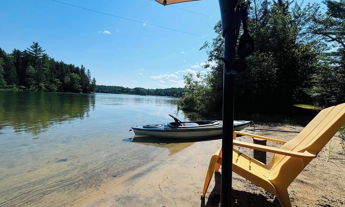 Sainte-Therese-de-la-Gatineau Chalet De Esquí | Beautiful Firefly Guest Chalet on Grand lac Rond with Access to Private Island !