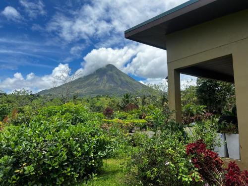 Aguas termales de Arenal Apartamento | Cabaña Buganvilia Jardines & Volcán