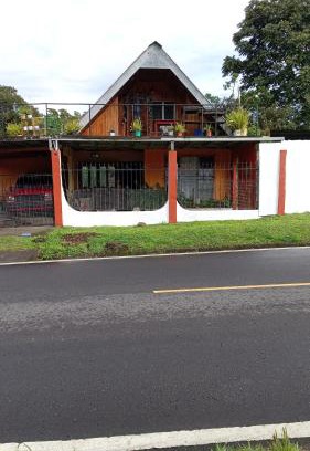 Volcan Chalet De Esquí | Cabaña con patio y tres cuartos