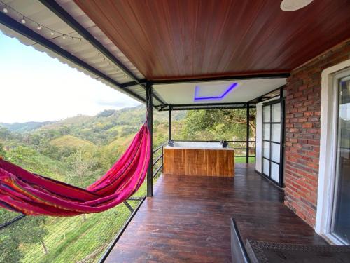Samana Complejo | Cabaña en Norcasia con Jacuzzi, piscina agua de manantial y opción de atracciones extremas Paraíso Xtreme